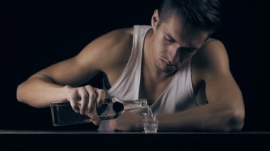 adam kameraya bakarak bir bardak votka, dökülen ve ağır çekimde içecekler