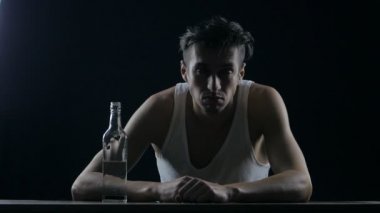 Karanlık bir odada sarhoş bir alkolik adam portresi. çaresizlik içinde adam