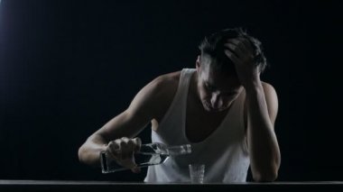 karanlık bir odada yalnız alkol depresif adam. çaresizlik içinde adam