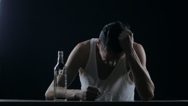 Depressieve man huilen met een fles wodka. man in wanhoop — Stockvideo