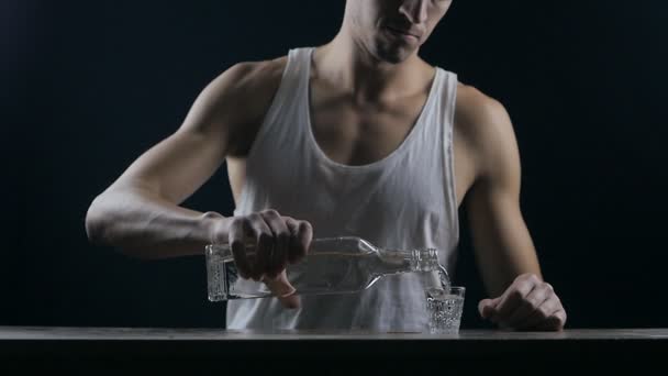 Homme déprimé buvant de la vodka dans une pièce sombre — Video