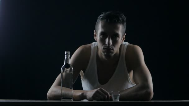 Hombre deprimido bebiendo vodka en una habitación oscura — Vídeos de Stock