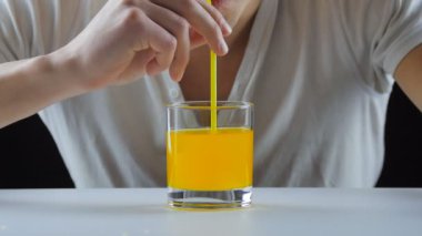 Adam bir saman ile portakal soda içme