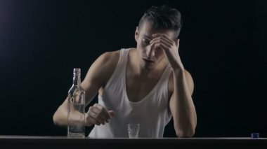 karanlık bir odada votka içme depresif adam