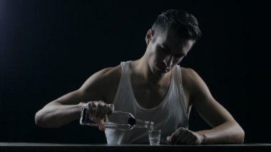 karanlık bir odada votka içme depresif adam