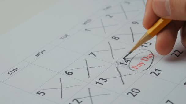 Uomo note nel calendario che è venuto giorno di paga — Video Stock