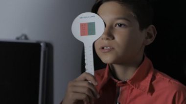 Çocuk renk görme bir göz doktoruna resepsiyonda denetler.