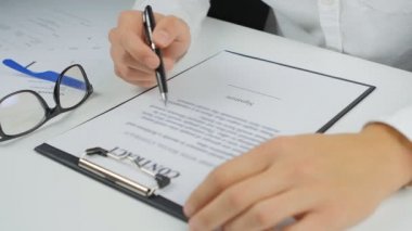 adam okur ve işaretler sözleşme