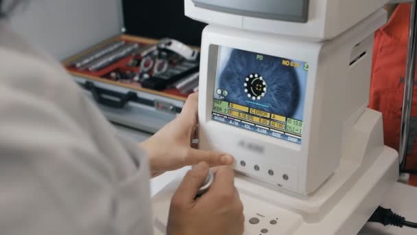 Pojke kontrollerar syn med Keratometer i receptionen på en ögonläkare. — Stockvideo