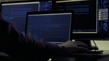 bir karanlık office odada bir bilgisayarda çalışan hacker