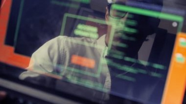 Çift pozlama atış adam hacker bir dizüstü bilgisayar çalışma