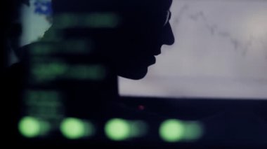 Çift pozlama: bilgisayar ve çekleri finansal markette çalışan iş adamı