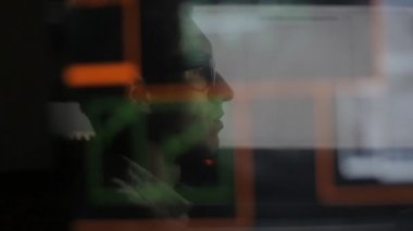 monitör yansıması bir dizüstü bilgisayarda çalışan adam