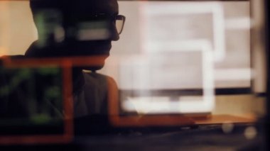 Çift pozlama atış bilgisayarda çalışma gözlüklü adam hacker