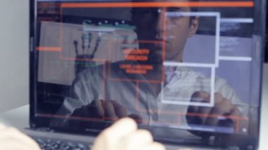 Çift pozlama atış bilgisayarda çalışma gözlüklü adam hacker