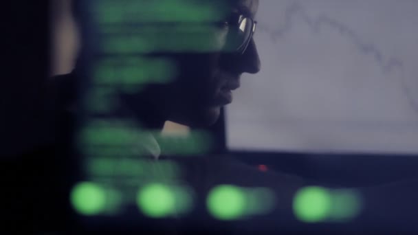 Çift pozlama: bilgisayarda diyagramı ile çalışan iş adamı — Stok video