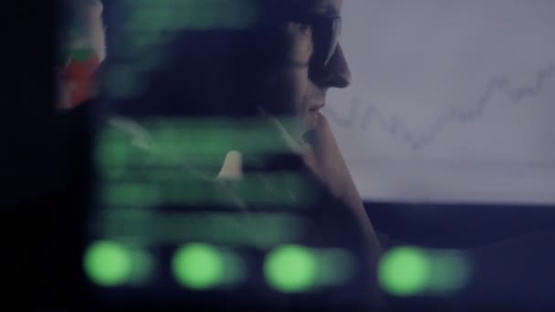 二重露光: コンピューターとチェックの株式市場で働くビジネスマン — ストック動画