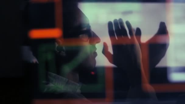 Záběr dvojitá expozice člověka tleská rukama na počítači — Stock video