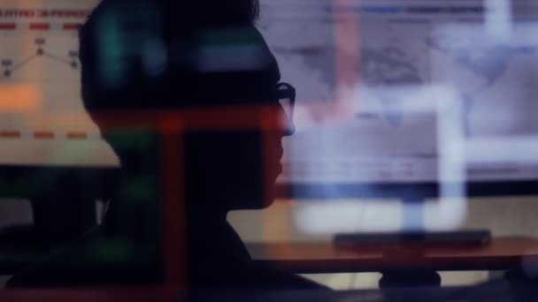 Uomo che lavora presso un computer portatile nel riflesso del monitor — Video Stock