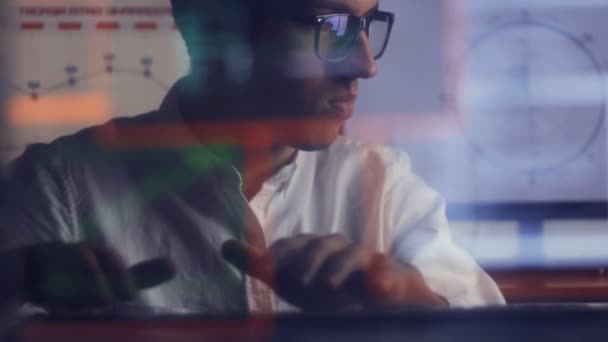 Dubbele blootstelling schot van man met bril werkt op computer — Stockvideo
