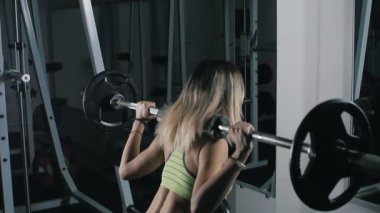 Halter egzersiz rutin spor salonu, sağlıklı yaşam yapıyor seksi vücut ile uygun kız