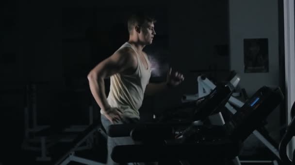 Man kör på ett löpband i sport gym i slowmotion — Stockvideo