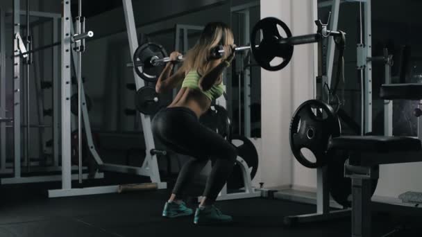Fittes Mädchen mit sexy Körper beim Langhanteltraining im Fitnessstudio, gesunder Lebensstil — Stockvideo
