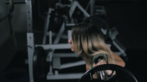 Fit girl avec corps sexy faisant la routine d'entraînement d'haltère dans la salle de gym, mode de vie sain — Video