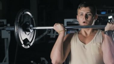 Barbell Curl yapmak atlet yan görünüm