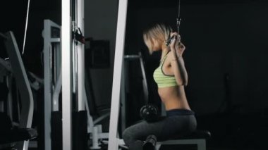 Atletik kız ne Wide-Grip açılan boyun arkasında bir spor salonunda