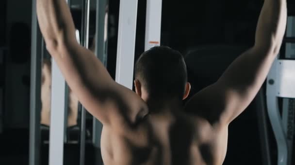 Atletisk man göra Wide-Grip Pulldown bakom The hals i ett gym — Stockvideo