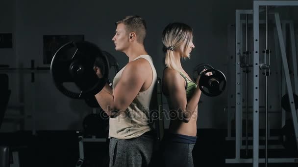 Atletische paar van man en vrouw doen Barbell Curl — Stockvideo