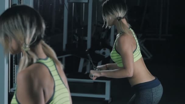 Fitness fille faire Triceps Pushdown dans une salle de gym — Video