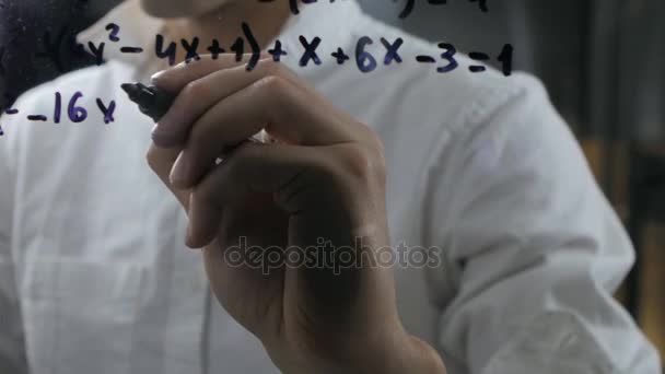 Erkek matematiksel formüller bir tahtaya yazdı. — Stok video