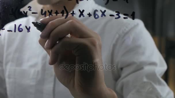 Mann schrieb mathematische Formeln an Tafel — Stockvideo