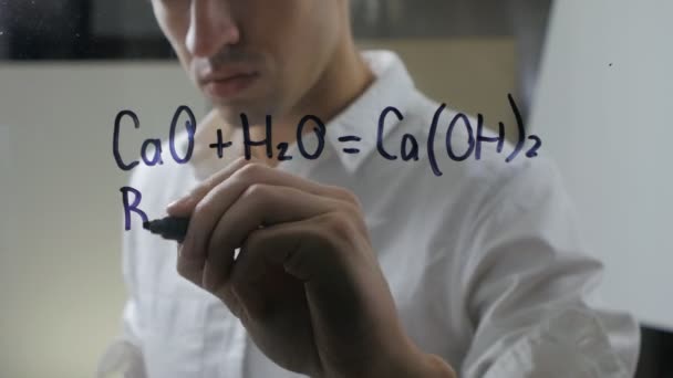 Scientifique homme écrivant des formules chimiques — Video