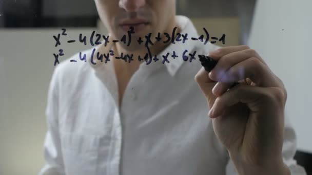 Científico hombre escribir fórmulas — Vídeos de Stock