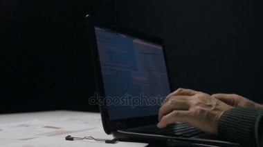 Komuta sizde karanlık odada bir dizüstü bilgisayar, çalışma