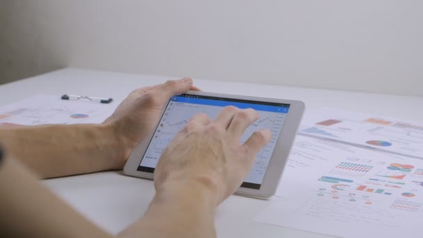 Empresário analisa informações de dados de mercado no computador tablet digital moderno — Vídeo de Stock