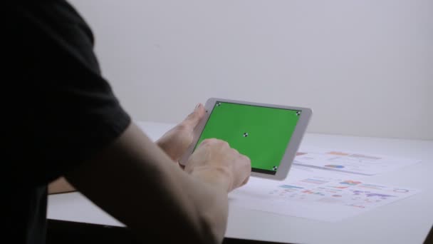 Man met behulp van Tablet Pc met groen scherm. — Stockvideo