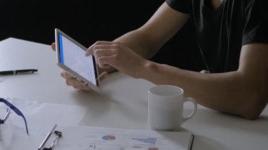Onun tableti, borsa denetleme işadamı