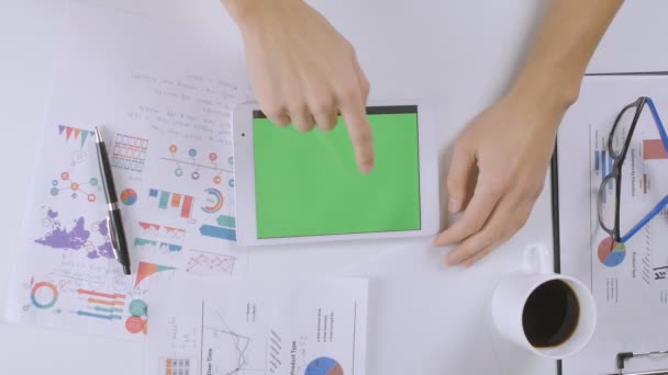 Hombre usando Tablet PC con pantalla verde . — Vídeos de Stock