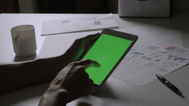 Hombre usando Tablet PC con pantalla verde . — Vídeo de stock