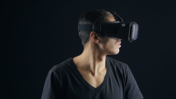 Close-up shot of man getting experience in using VR-headset. — Stock Video