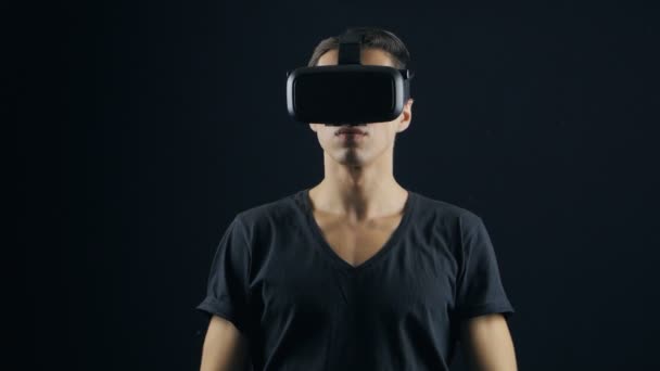 Vr 헤드셋을 사용 하 여 경험을 지 고 하는 사람의 근접 촬영. — 비디오