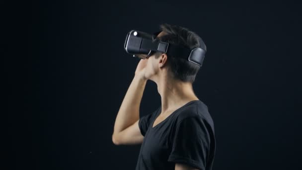 Vr 헤드셋을 사용 하 여 경험을 지 고 하는 사람의 근접 촬영. — 비디오