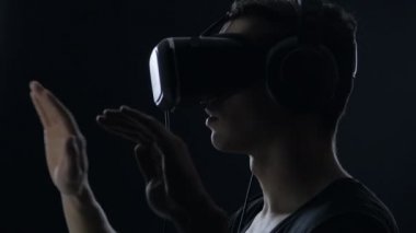 Vr-kulaklık kullanarak deneyim elde adam yakın çekim çekim.