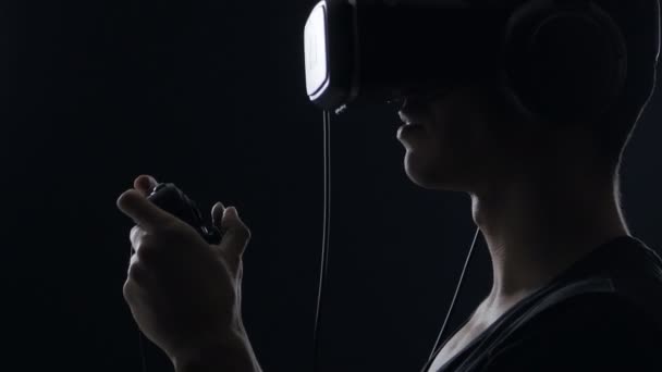 Juego de realidad virtual. Primer plano del hombre con placer utiliza la pantalla montada en la cabeza — Vídeos de Stock