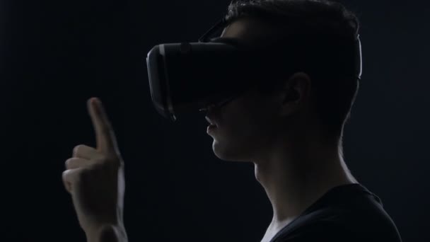 Primer plano del hombre que obtiene experiencia en el uso de auriculares VR . — Vídeos de Stock