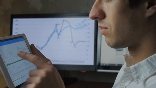 Podnikatel analyzuje trhu údaje informace o moderních digitálních tabletovém počítači — Stock video